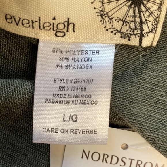 Everleigh sweater in an olive green. Gathered sleeves and cuffs in size large. - Picture 6 of 6